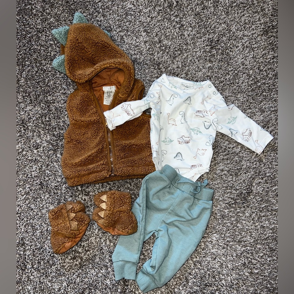 Max Studio baby, dinosaur fleece vest, l/s onesie, pants & fleece shoes, 0-3mth